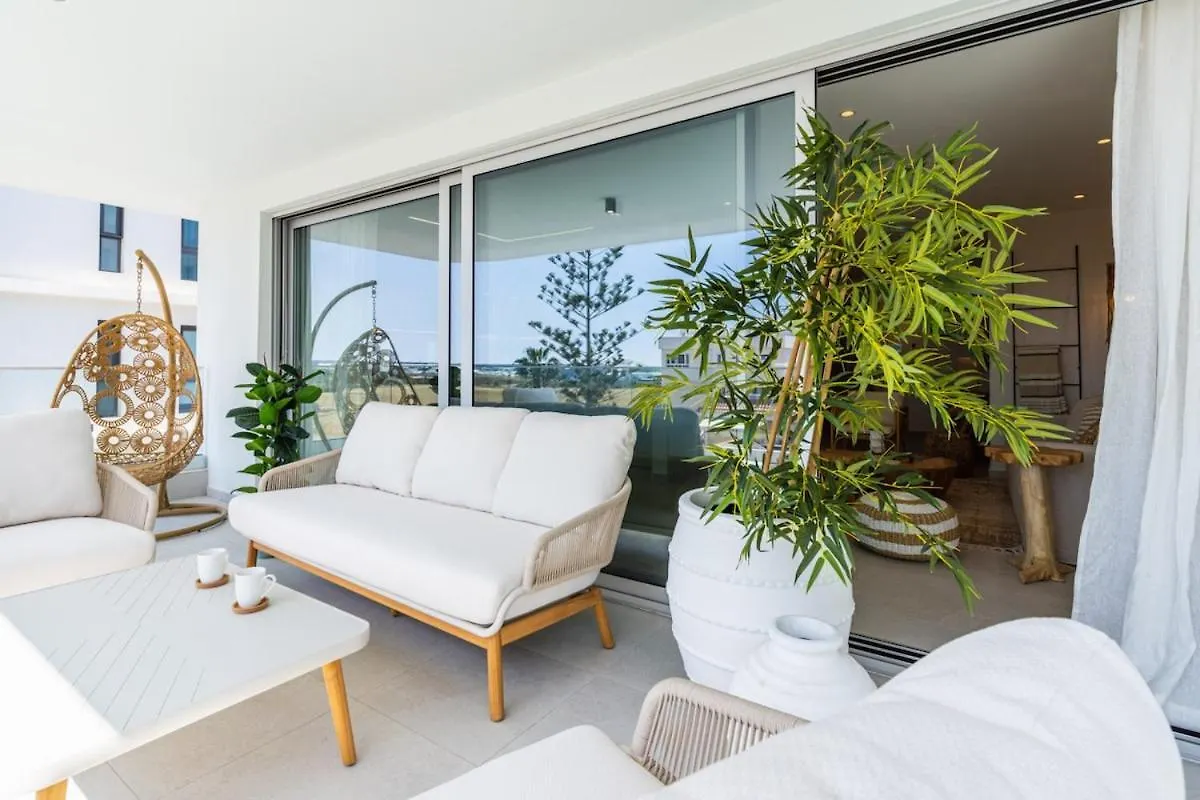 Aelia - Chic 2-Br Apartment & Balcony In Larnaca
