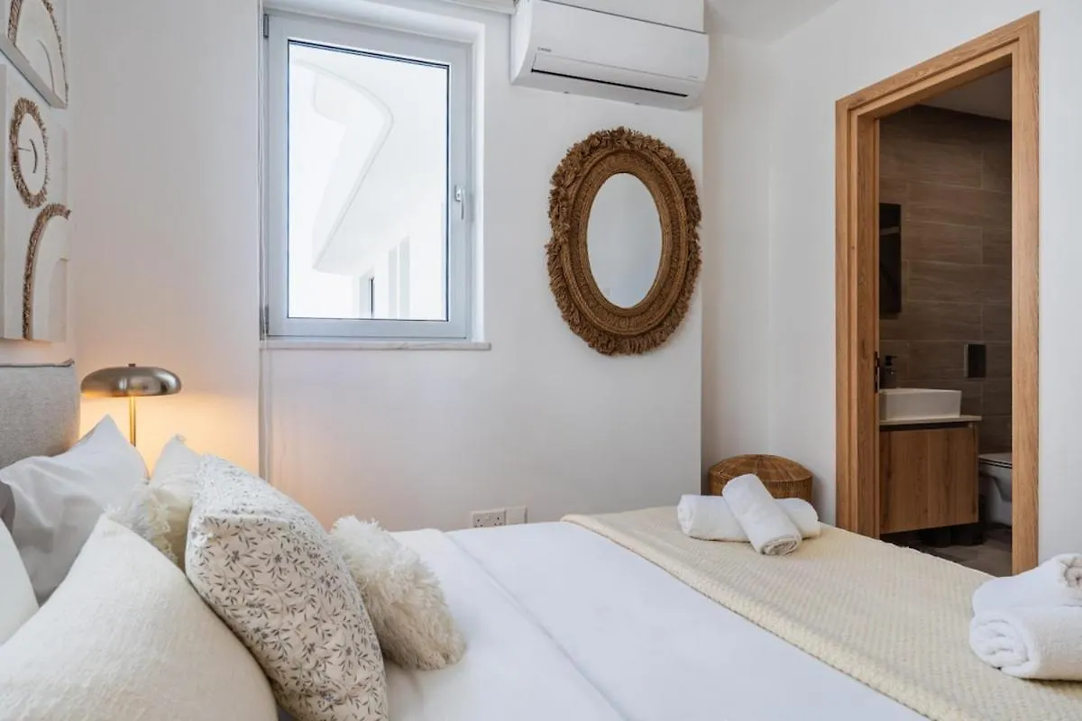 Aelia - Chic 2-Br Apartment & Balcony In Larnaca