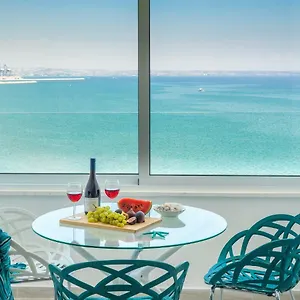 Beachfront Skyline Retreat 1Br Pool Central Apartment
